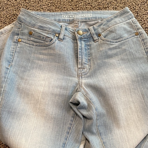 Skinny Jeans2 Lightwash Denim Jeans Size 2P Straight Leg in Like New Condition - Picture 5 of 10